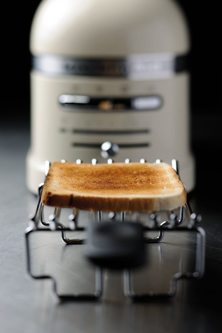 https://www.winningcommercial.com.au/public/images/product/94300/external/KitchenAid-94300-KMT2204-Pro-Line-2-Slice-Toaster-Lifestyle-high.jpeg